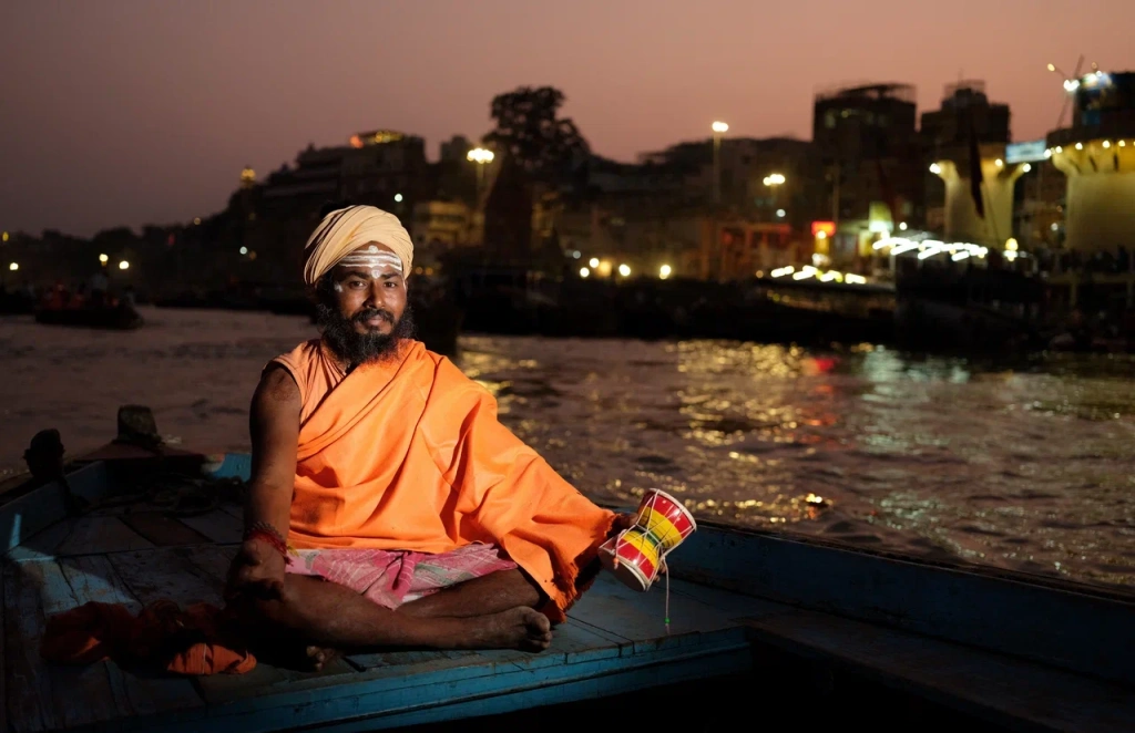 ИНДИЯ_Варанаси Monk in a boat Викас Бабу.jpg
